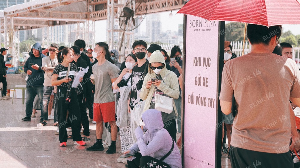 SVĐ Mỹ Đình HÔM NAY: Fan xếp hàng dài đổi vòng tay concert BLACKPINK dưới nắng gắt, người ngoại quốc và người lớn tuổi cũng có mặt - Ảnh 3.