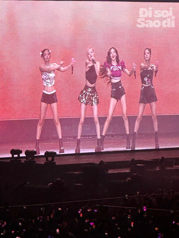 Born Pink ngày 2: BLACKPINK lần đầu diễn tour dưới mưa tạo khoảnh khắc tuyệt đẹp, Rosé xúc động - Jennie lưu luyến không muốn chia tay fan Việt - Ảnh 2.