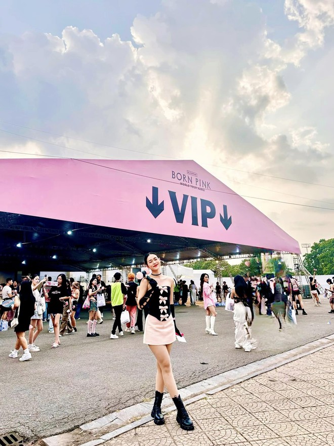 Dàn sao Việt đội mưa check in concert BLACKPINK tại Hà Nội: Kỳ Duyên than thở 1 điều, Bảo Thy - Đức Phúc sẵn sàng quẩy hết mình! - Ảnh 6.