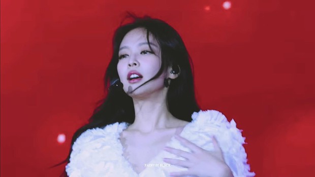 Jennie (BLACKPINK) bỗng bật khóc nức nở ngay khi hát 1 câu đáng suy ngẫm trên sân khấu lễ hội - Ảnh 4.