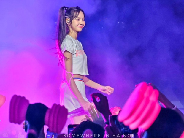 Khoảnh khắc đẹp nhất Born Pink Hà Nội ngày 1: BLACKPINK nhảy See Tình đội nón lá, sân khấu choáng ngợp cùng nhan sắc cực phẩm không thể rời mắt! - Ảnh 3.