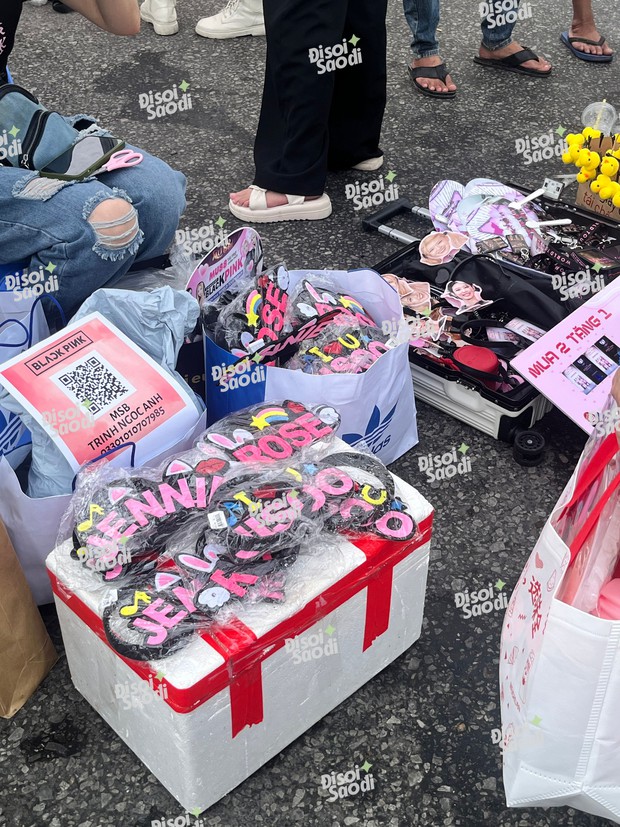 “Hội chợ BLACKPINK ngay tại Mỹ Đình: Bày bán đủ dạng “merchandise” thu hút fan quốc tế, áo mưa cũng chuẩn bị sẵn sàng! - Ảnh 2.