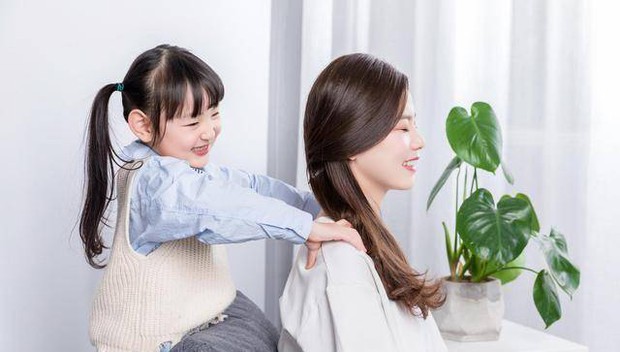 Bức ảnh chụp lén 2 mẹ con ở nhà hàng ăn vô tình gây tranh luận: Tưởng chiều con thực ra hại con! - Ảnh 2.