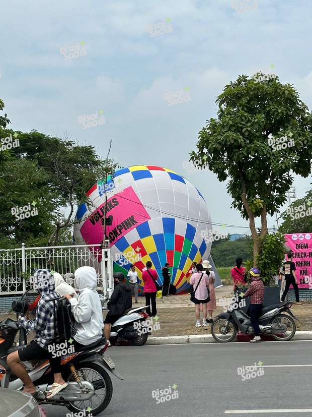 Khinh khí cầu BLACKPINK đã được khéo lên ở Mỹ Đình, xe bus diễu hành đưa Jisoo và Rosé vòng quanh bát phố - Ảnh 6.