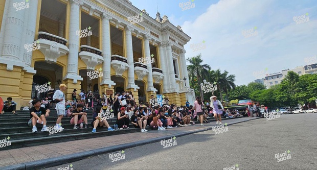 Khinh khí cầu BLACKPINK đã được khéo lên ở Mỹ Đình, xe bus diễu hành đưa Jisoo và Rosé vòng quanh bát phố - Ảnh 4.