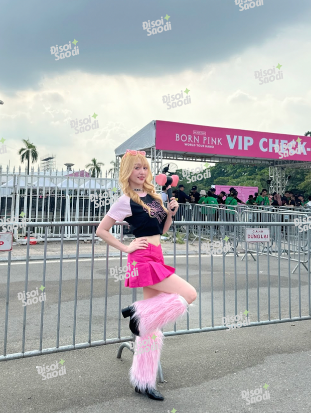 Concert BLACKPINK - nơi hội tụ nhiều gái xinh nhất lúc này: Diện đồ hồng đen, khoe eo thon cực cháy - Ảnh 3.