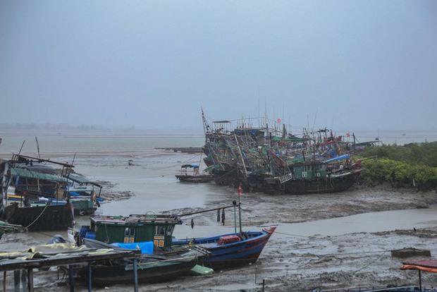 Bão số 1 tiến vào đất liền: Người dân Quảng Ninh gia cố nhà cửa, neo đậu tàu thuyền - Ảnh 4.