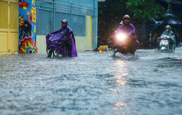 Hà Nội: Hàng loạt tuyến phố ngập nặng sau cơn mưa lớn, người dân bì bõm lội trong nước - Ảnh 4.