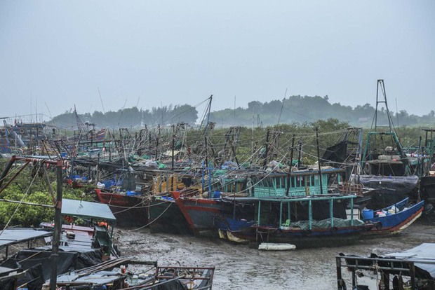 Bão số 1 tiến vào đất liền: Người dân Quảng Ninh gia cố nhà cửa, neo đậu tàu thuyền - Ảnh 1.