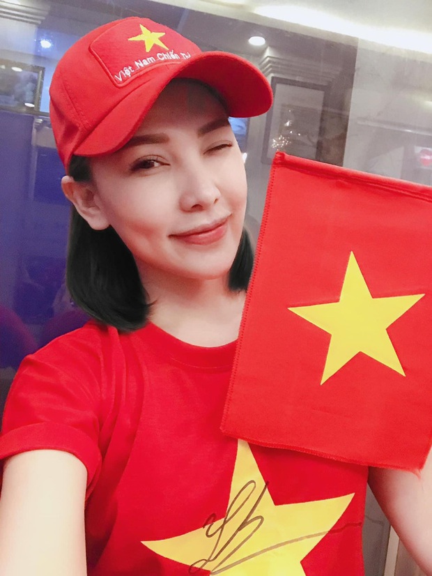 Hồ sơ tình ái Quỳnh Thư: Liên tục vướng nghi vấn làm tiểu tam, hẹn hò đại gia giấu mặt và nghi vấn cặp kè cầu thủ nổi tiếng - Ảnh 6.