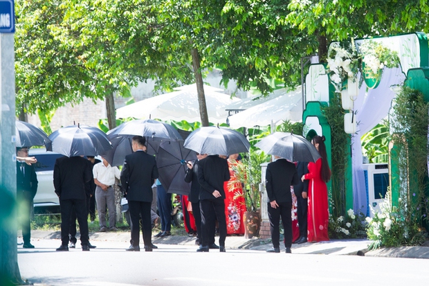 Toàn cảnh lễ ăn hỏi Phương Oanh: Shark Bình bảnh bao đón vợ bằng xe sang, cô dâu có biểu cảm hài hước - Ảnh 11.