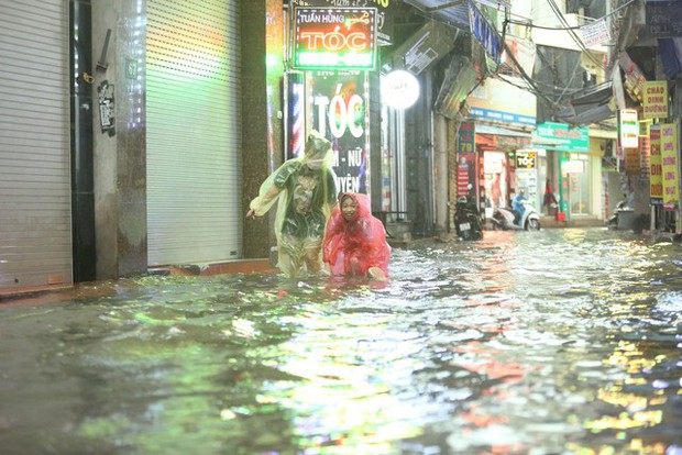 Hà Nội: Hàng loạt tuyến phố ngập nặng sau cơn mưa lớn, người dân bì bõm lội trong nước - Ảnh 14.