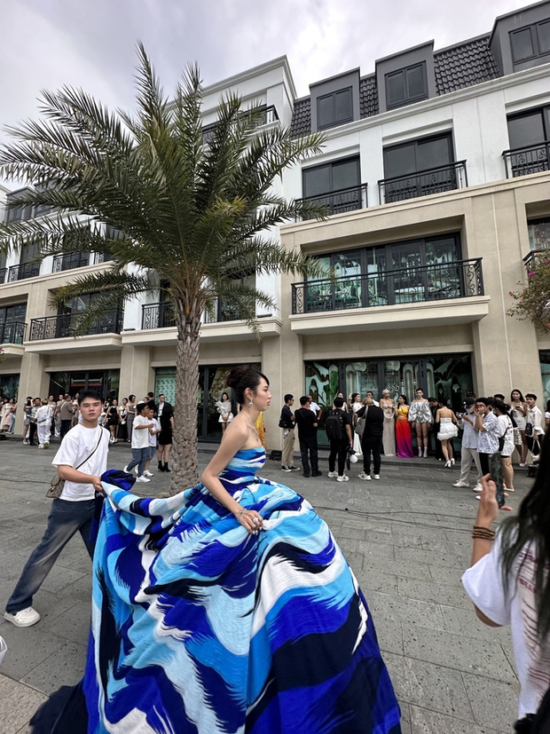 Thùy Tiên và dàn sao tán loạn ứng phó với diễn biến bất ngờ trước show diễn của Miss World Vietnam - Ảnh 4.