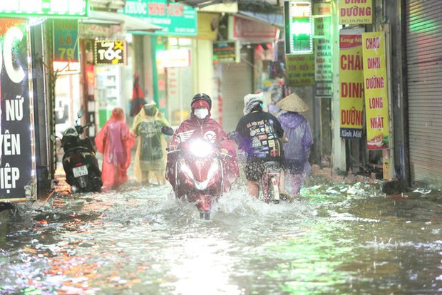 Hà Nội: Hàng loạt tuyến phố ngập nặng sau cơn mưa lớn, người dân bì bõm lội trong nước - Ảnh 13.