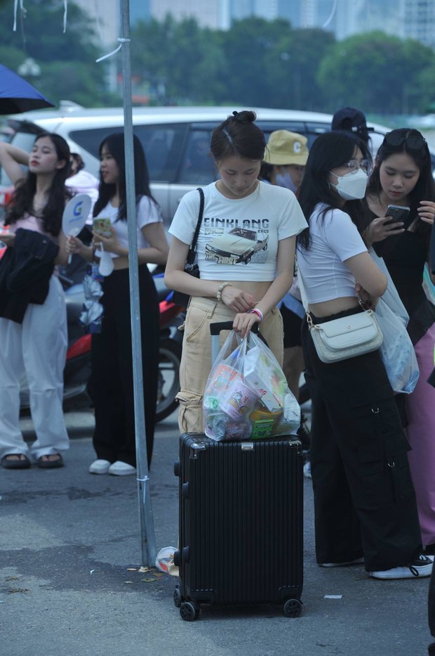 Hàng nghìn fan BLACKPINK đã sẵn sàng, có người vừa xuống máy bay mang thẳng vali ra SVĐ Mỹ Đình - Ảnh 9.