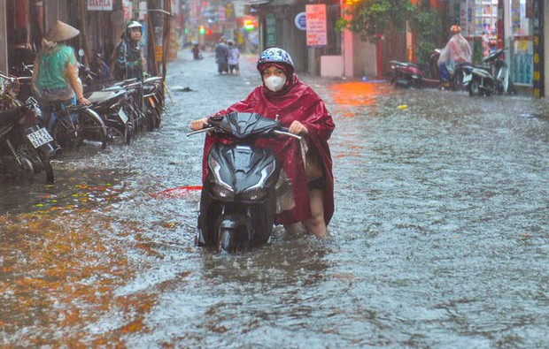 Hà Nội: Hàng loạt tuyến phố ngập nặng sau cơn mưa lớn, người dân bì bõm lội trong nước - Ảnh 8.