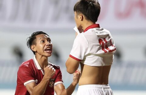 Quốc Việt ôm mặt tiếc nuối vì sút hỏng penalty, cầu thủ U23 Indonesia sung …