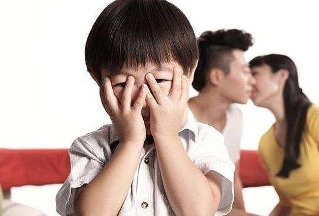 Nên làm gì khi con bắt gặp bố mẹ làm 