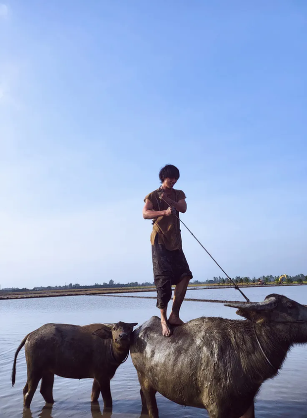 Trấn Thành bất ngờ đăng ảnh đàn em hậu ồn ào cạch mặt nghỉ chơi, nhân tiện khoe luôn vai trò ở phim mới - Ảnh 5.