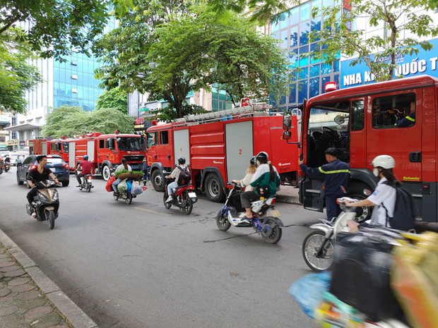 Cháy nhà 4 tầng, bé 5 tháng tuổi được cho vào xô thả xuống thoát hiểm - Ảnh 2.