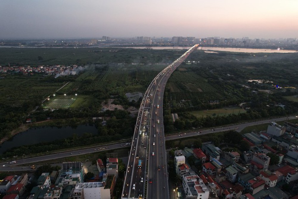 Ngày đầu thông xe cầu Vĩnh Tuy 2, người dân dễ dàng di chuyển về nhà - Ảnh 1.