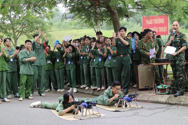 Ngắm dàn trai xinh gái đẹp Học viện Chính sách và phát triển trong màu áo quân sự - Ảnh 1.