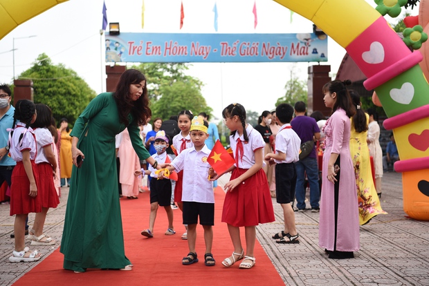 Học sinh Hà Nội tựu trường, có em khóc nức nở trước cửa lớp - Ảnh 2.