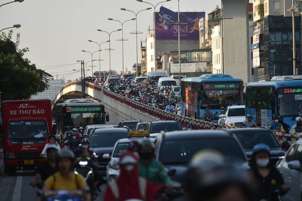 Người dân thủ đô nhích từng chút trên đường trong ngày làm việc cuối cùng trước kỳ nghỉ lễ 2/9 - Ảnh 2.