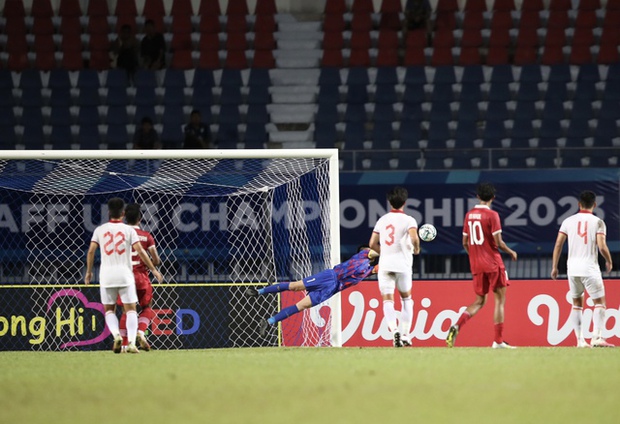 Quốc Việt ôm mặt tiếc nuối vì sút hỏng penalty, cầu thủ U23 Indonesia sung sướng ăn mừng - Ảnh 11.