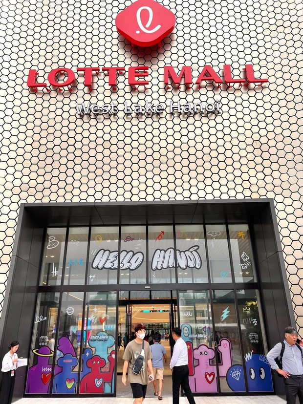 Đổ xô đến trung tâm thương mại Lotte Mall Hồ Tây, hàng loạt du khách hụt hẫng: Không đi thì tiếc, đi rồi vẫn tiếc! - Ảnh 1.