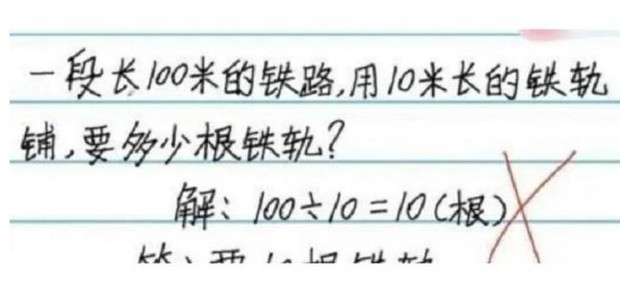 Bài Toán 100 : 10 = 10 của con bị gạch sai, phụ huynh chết lặng khi nghe lời giải thích của cô giáo - Ảnh 1.