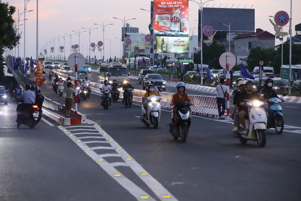 Ngày đầu thông xe cầu Vĩnh Tuy 2, người dân dễ dàng di chuyển về nhà - Ảnh 5.