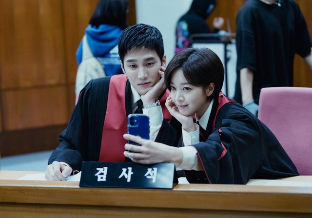 Bạn trai Jisoo (BLACKPINK) từng cặp kè loạt mỹ nhân đình đám: Từ bản sao Song Hye Kyo đến nữ hoàng dao kéo xứ Hàn - Ảnh 2. Bạn trai Jisoo (BLACKPINK) từng cặp kè loạt mỹ nhân đình đám: Từ bản sao Song Hye Kyo đến nữ hoàng dao kéo xứ Hàn - Ảnh 2.