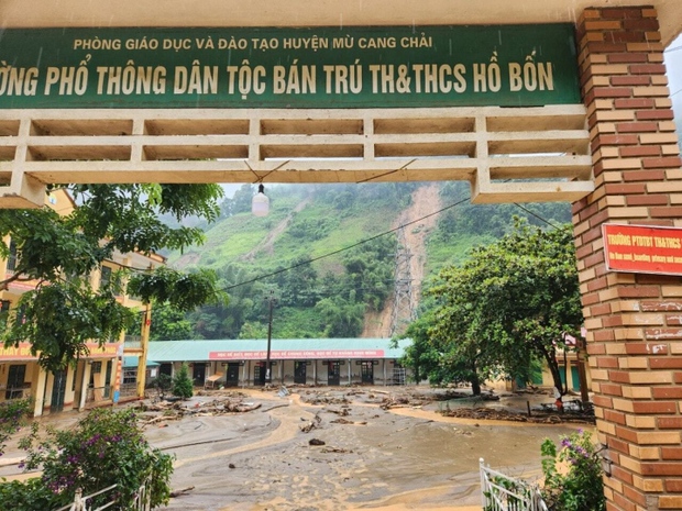 Trường học tan hoang, bàn ghế, sách vở ngập trong bùn đất sau lũ - Ảnh 2.