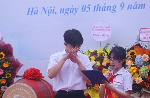 Khai giảng tại ngôi trường đặc biệt ở Hà Nội, dùng tay hát quốc ca