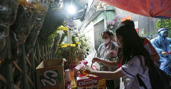 Người dân Hà Nội đội mưa đến nơi xảy ra vụ cháy chung cư mini, đặt hoa tưởng …