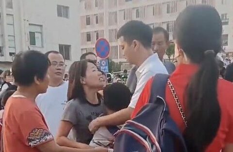 Cha mẹ ly hôn giành giật con ngay trước cổng trường: Đừng nhân danh “tình yêu” để tổn thương con trẻ