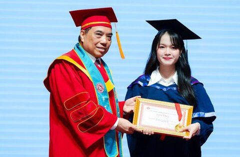 Nữ sinh cùng lúc tốt nghiệp 2 bằng đại học xuất sắc Trường Đại học Ngoại thương