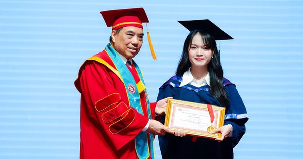 Nữ sinh cùng lúc tốt nghiệp 2 bằng đại học xuất sắc Trường Đại học Ngoại thương