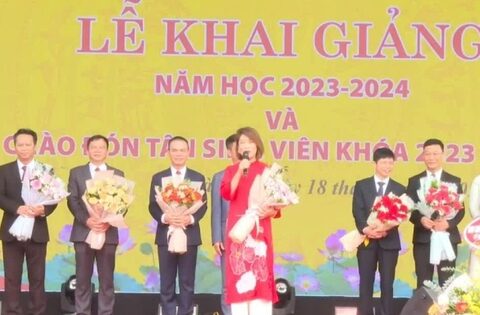 Giảng viên HANU chào đón tân sinh viên bằng 13 thứ tiếng!