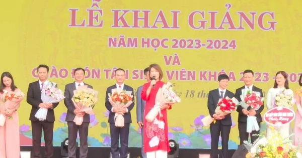 Giảng viên HANU chào đón tân sinh viên bằng 13 thứ tiếng!