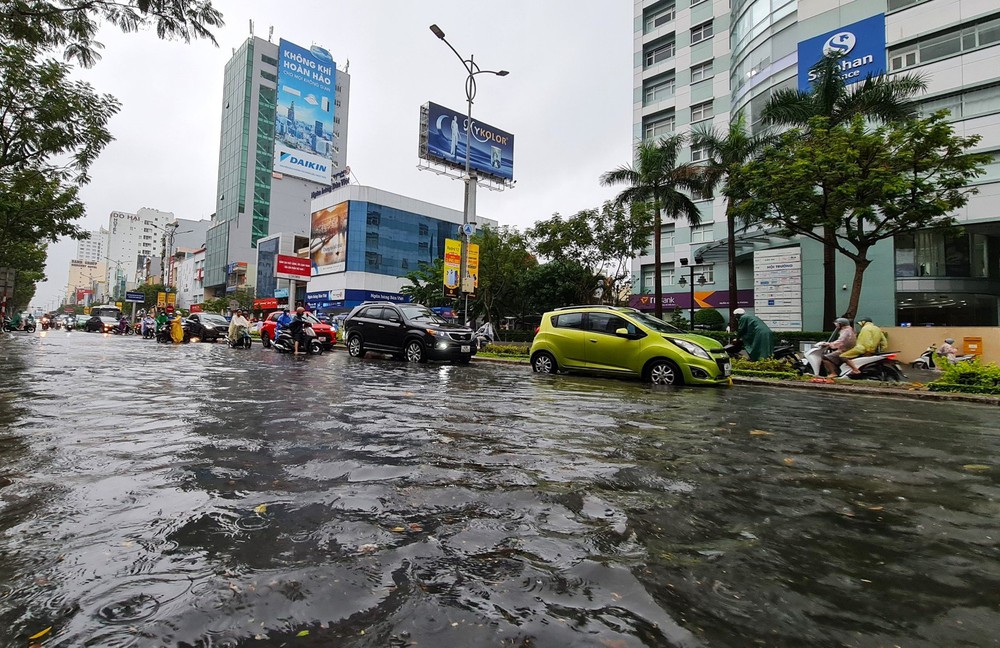 Đà Nẵng mưa trắng trời, phố biến thành sông, hàng loạt phương tiện bị chết máy - Ảnh 14.