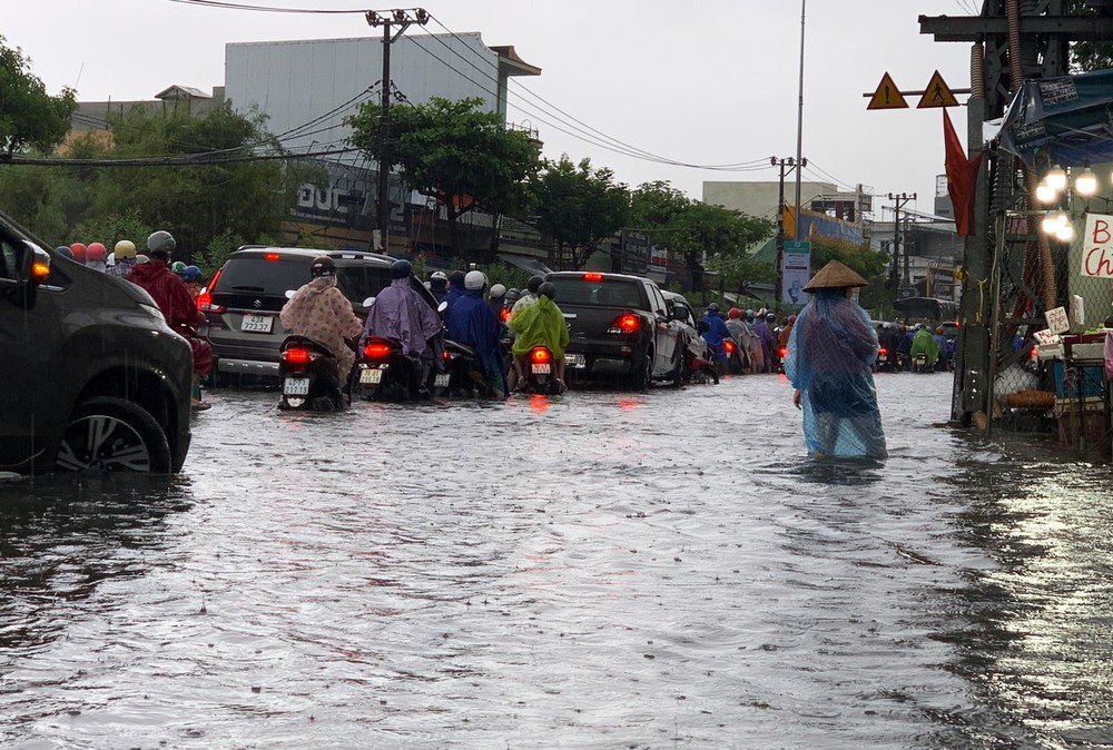 Đà Nẵng mưa trắng trời, phố biến thành sông, hàng loạt phương tiện bị chết máy - Ảnh 18.