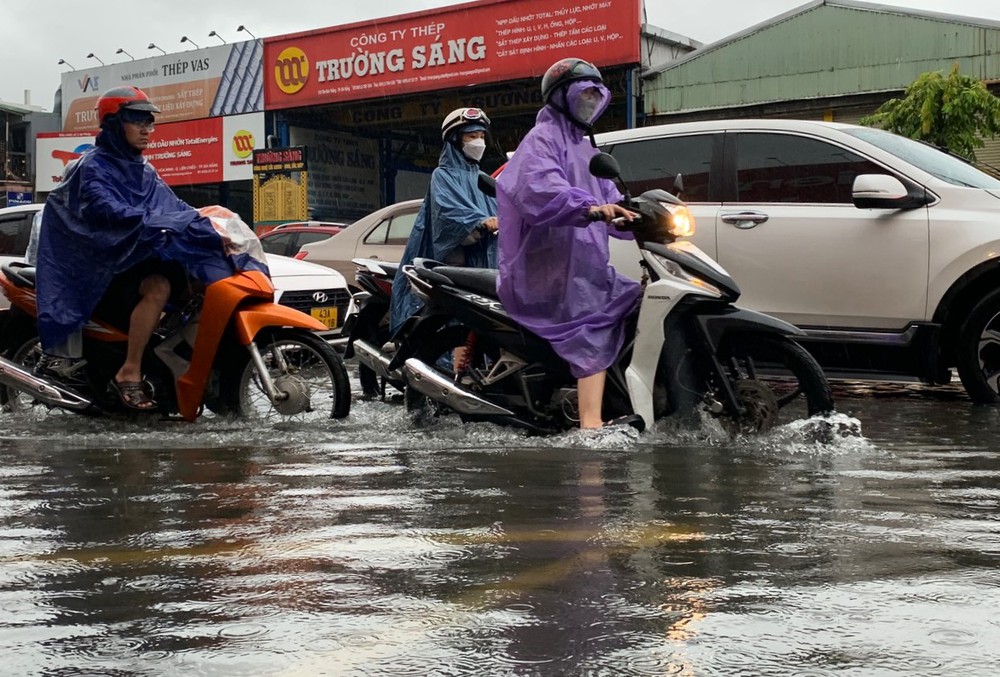 Đà Nẵng mưa trắng trời, phố biến thành sông, hàng loạt phương tiện bị chết máy - Ảnh 6.