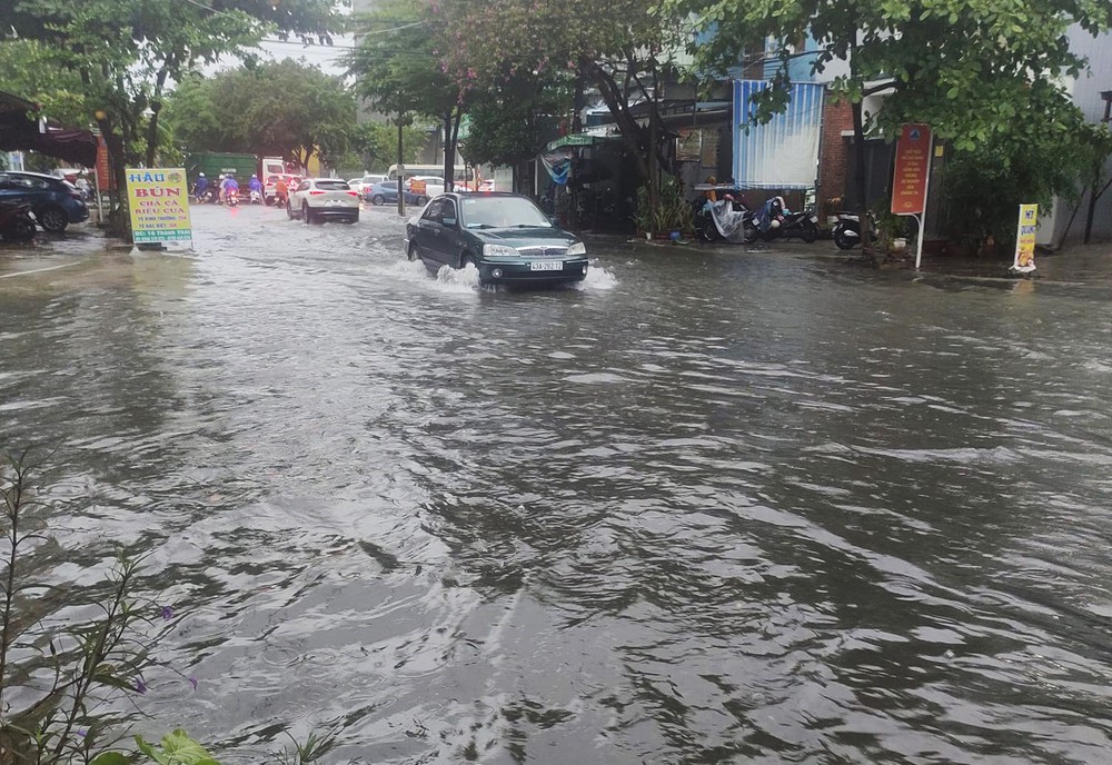 Đà Nẵng mưa trắng trời, phố biến thành sông, hàng loạt phương tiện bị chết máy - Ảnh 17.