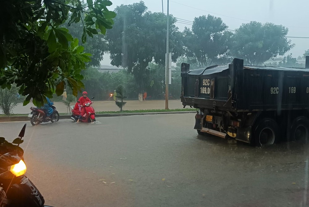 Đà Nẵng mưa trắng trời, phố biến thành sông, hàng loạt phương tiện bị chết máy - Ảnh 8.