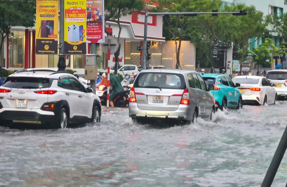 Đà Nẵng mưa trắng trời, phố biến thành sông, hàng loạt phương tiện bị chết máy - Ảnh 13.