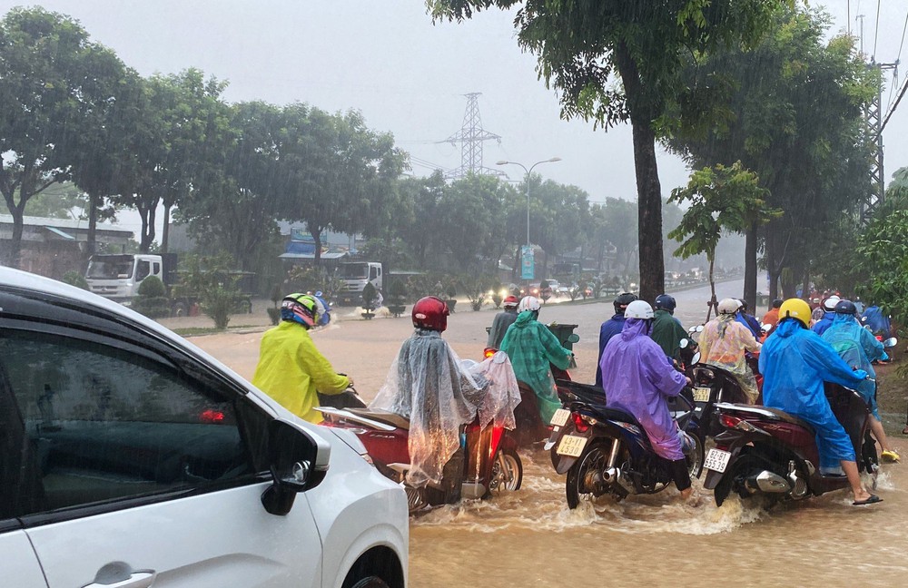 Đà Nẵng mưa trắng trời, phố biến thành sông, hàng loạt phương tiện bị chết máy - Ảnh 4.