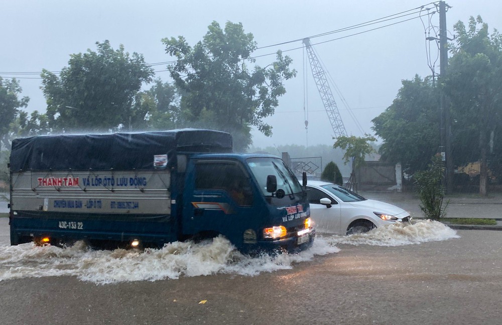 Đà Nẵng mưa trắng trời, phố biến thành sông, hàng loạt phương tiện bị chết máy - Ảnh 2.