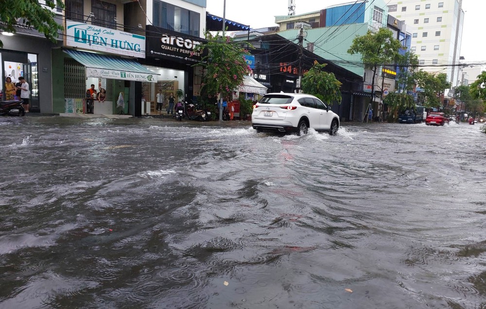 Đà Nẵng mưa trắng trời, phố biến thành sông, hàng loạt phương tiện bị chết máy - Ảnh 15.